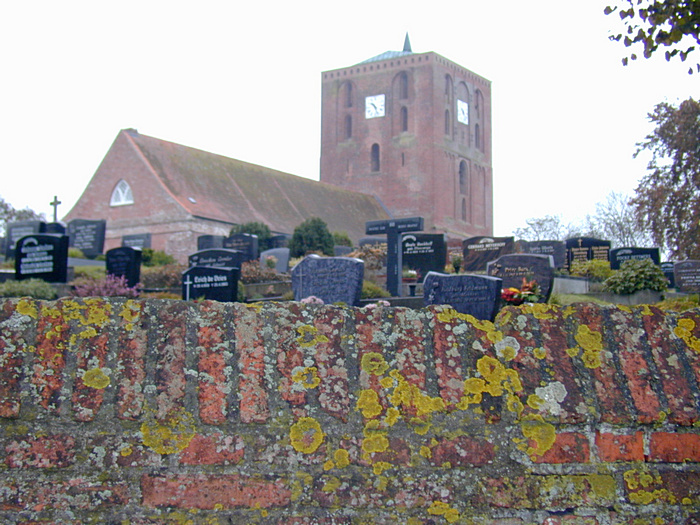Friedhofsmauer am Störtebekerturm in Marienhafe Friedhofsmauer am Störtebekerturm in Marienhafe